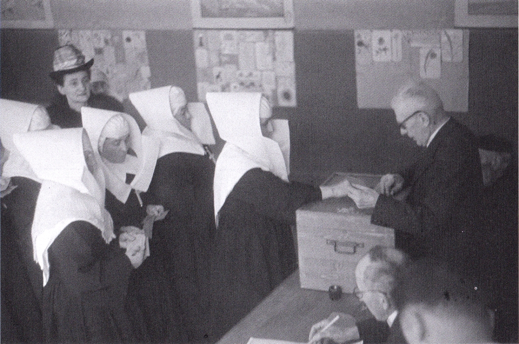 Sœurs Hospitalières de l'Hôtel-Dieu votant en avril 1945 au groupe Lamartine